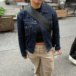 Levis jacka - Super fin mörkblå levis jacka. Köpt för 1399kr  Använd ett fåtal gånger. I utmärkt skick. Pris kan diskuteras ⭐️
