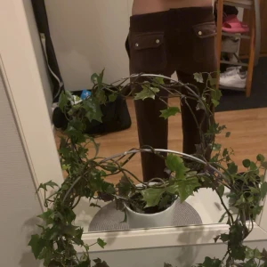 Bruna juicy  - Bruna juicy  I ganska bra skick men några nagellim fläckar men inget jag stör mig på🌸