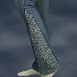 Lågmidjade bootcut leopard  - Lågmidjade bootcut jeans med leopard design. Återanvända jeans och sytt för hand. Mått finns bland bilderna. Hör av er för frågor. 💗 Rewild Denim UF