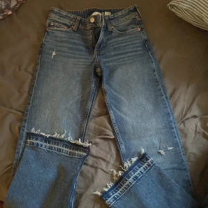Low waist straigth leg jeans från HM - SUPERFINA Low waist jeans från hm med detalj ner till och små hål😍  Som tyvärr inte kommer till användning😩 Använda 1 gång Har vanligt vis xxs/32/barnstorlek  Dessa är stora i storleken💕💕