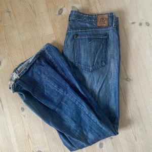 jeans - blåa jeans. jag är 167cm och trampar lite på dem. lite sönder längst ner men annars inga defekter. midrise men snygga som low också. blir snyggare strykta. skriv gärna om mer info eller pris.