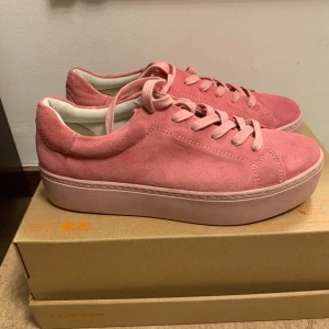 Rosa sneakers  - I fint skick, lite färg förändring på sulan som syns på bild annars är sulan i fint skick. Använda 2 gånger