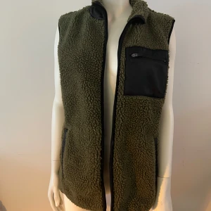 Grön teddyväst - Supermysig och varm grön väst i teddymaterial från lager 157  i storlek Small. 