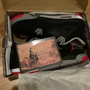 Jordan 4 - Köpte dessa Jordan 4 retro men har använt dem lite men är i bra skick storlek 45 prister går att förhandla 