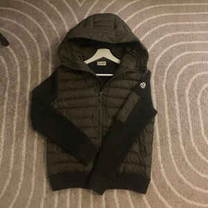 Moncler cardigan  - Säljer en väldigt eftertraktad moncler cardigan i storlek M,  Har ändvänts ute endast fåtal gånger men inga tecken på andvänding. Hör av er vid frågor och funderingar, kvitto finns