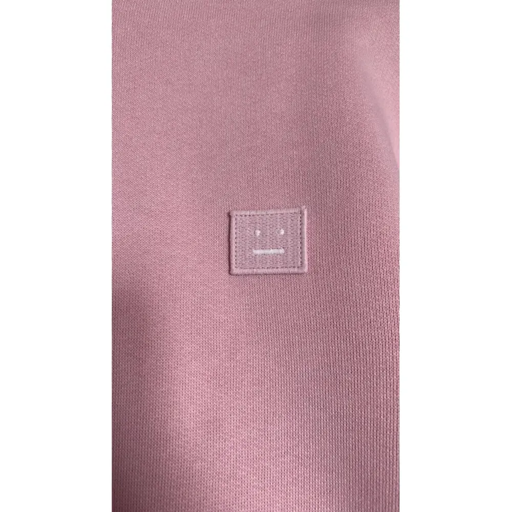 Acne Studio signature ”smile hoodie”, limiterad rosa.  Endast testad, aldrig använd. Cond 9/10. Helt utan såväl slitage- som noppor. Självklart original, säljes pga garderobsrensning. Ord. pris: 4900:-. Skambud undanbedes.. Hoodies.