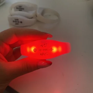 Ant wan armband 2023 och 2024 - Har 2 st ant wan armband från år 2023 och 3 st från den senaste konserten. Tycker att armbanden tar plats och vill ej ha de. De äldre armbanden funkar oxå men behöver batteribyte! 