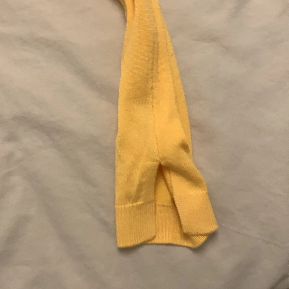 Säljer en superfin gul tröja från Pulz i storlek S. Den har en snygg v-ringning och långa ärmar, perfekt för både vår och sommar. Materialet känns mjukt och skönt mot huden. Passar perfekt till jeans eller kjol för en avslappnad look. 🌼. Neuletakit & Villapaidat.