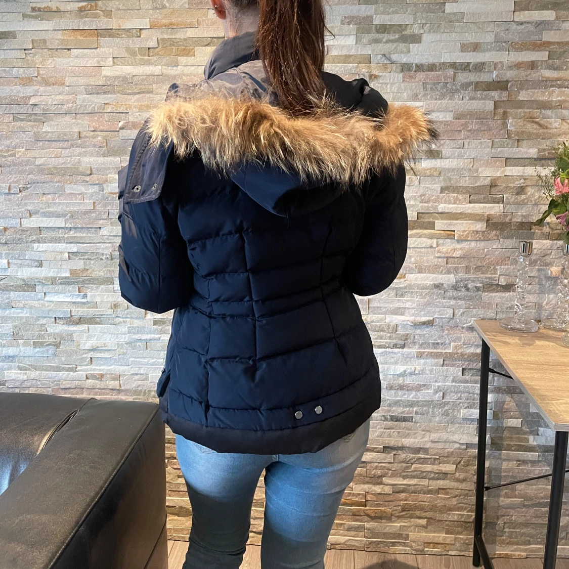 kort dunjacka, äkta pälskrage.  - 91