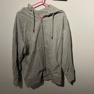 Hoodie med dragkedja  - En hoodie med dragkedja från lager som inte kommer till använd