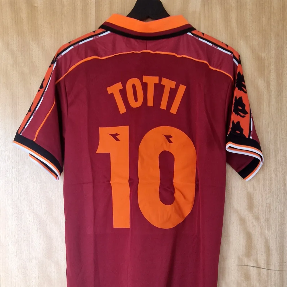 Fransesco Totti Roma repIika fotbollströja 98-99. Helt ny med tag.   Storlek: Medium. Sportswear.