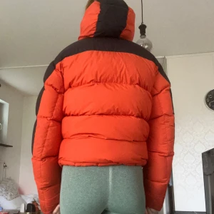 Peak performance jacka  - Inte använd så jätte mycket, jätte snygg och varm jacka som är slutsålt så man kan endast få tag på genom att köpa begagnad. Killmodell men passar alla Nypris 4200kr