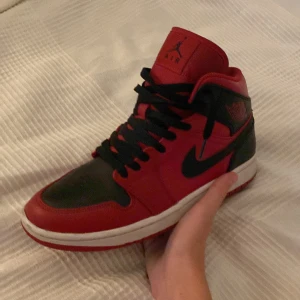 Jordan 1 Reverse Bred - Ett par Jordan 1 Reverse bred de är köpte på soleplus.se så alltså helt äkta. QR kod ser ni på bilderna. De är i storlek 40 som ni också ser på bilderna. Sparsamt andvända. Hör av er vid intresse!💯‼️🔥