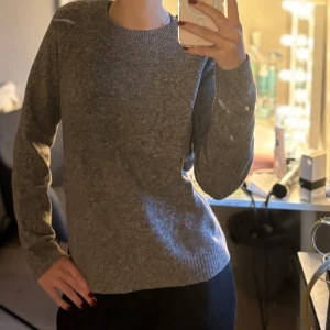 Brun stickad tröja - Säljer en supermysig brun stickad tröja som är perfekt för kyliga dagar. Den har en klassisk rund hals och långa ärmar, den är stilren och bekväm. Perfekt för både vardag och mysiga hemmakvällar. Passar till allt, använd enstaka gånger så i bra skick
