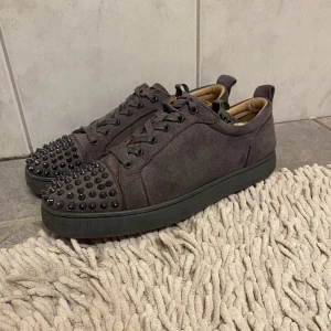 Christian Louboutin/42 - Hej, säljer nu mina feta Louboutin skor då dom tyvärr inte är i användning av mig längre. Ok skick, slitna på visa ställen och håll vid hälen, saknar även varsin knapp på skorna. Allt og medföljer. Fraktar spårbart via postnord! Mvh