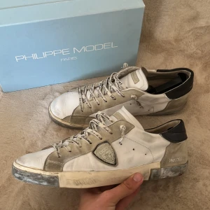 Philippe model skor  - HÅLLER DE TILL EN GRABB!!|Sjukt feta models|Använt skick men Inge stora defekter (bara lite i hälen fråga om bild)|6-7/10|slitningarna ska vara så är design|INGE og medföljer|hör av dig vid funderingar|pris kan diskuteras| Mvh Malte💙