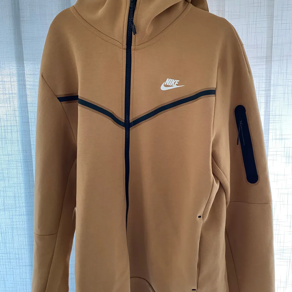 Fin Nike fleece storlek L, skick 9/10. Hoodies.