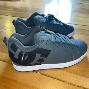 DCSHOECOUSA SKOR - Hej säljer mina helt nya skor som är oanvända, fick dom i present men är inte i min storlek. Snygga och fräscha skor!😁