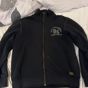 Peak performance zip - Tjena, nu säljer jag min riktigt fina peak performance zip. Den är i riktigt bra skick. Den är i storlek L men passar M. Hör av er vid intresse och frågor😁