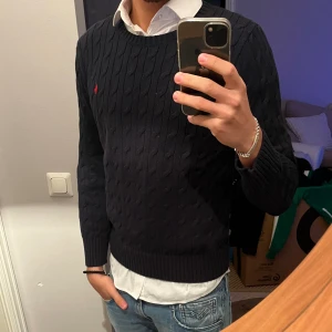 Ralph Lauren tröja  - Säljer denna Ralph Lauren tröja, storlek 14/16 år, men sitter som XS, personen på bilden är 180 och den är ganska så liten. Skick 9/10! Köpt för 899kr!