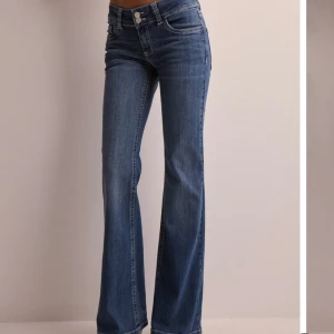 Blå bootcut jeans - Säljer ett par snygga lågmidjade och utsvängda jeans från Nelly som är helt oanvända, prislapp sitter kvar💕skriv för egna bilder, storlek 34