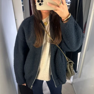 Zara jacka - Jätte fin jacka från zara i storlek M/L men passar s-l beroende på hur man vill att den ska sitta 🥰