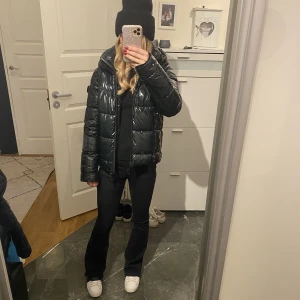 Jacka  - Super snygg vinterjacka i strl Xs! Endast använd en vinter och är i toppenskick utan defekter🤍Nypris 1900kr🥰 skriv för fler bilder🫶🏼