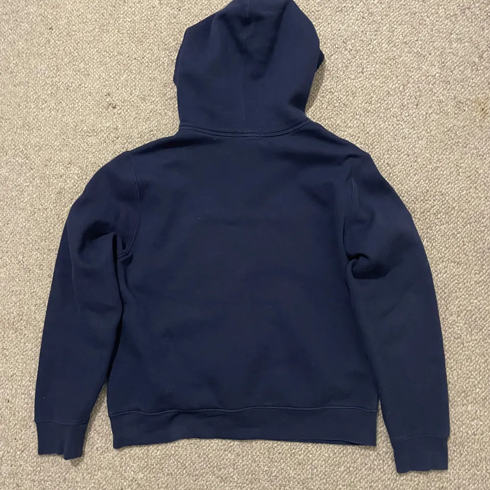 Säljer en snygg och bekväm mörkblå hoodie från Ralph Lauren. Den har en klassisk design med en liten röd logga på bröstet och en stor ficka framtill. Den är storlek barn XL men passar till XS/S. pris går att diskuteras!. Tröjor & Koftor.