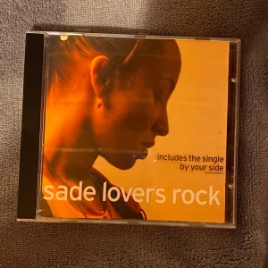 Sade Lovers Rock CD - Sade CD skiva som jag säljer då jag har två av dem! Några repor men inget stort🫶