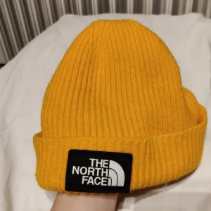 North face mössa - Använd ca 15 gånger inga skador, är osäker på storlek men tror det är onesize fits all.