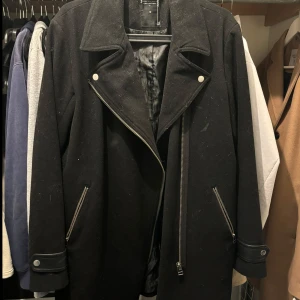 Svart rock strl M - Säljer snygg svart rock i storlek M