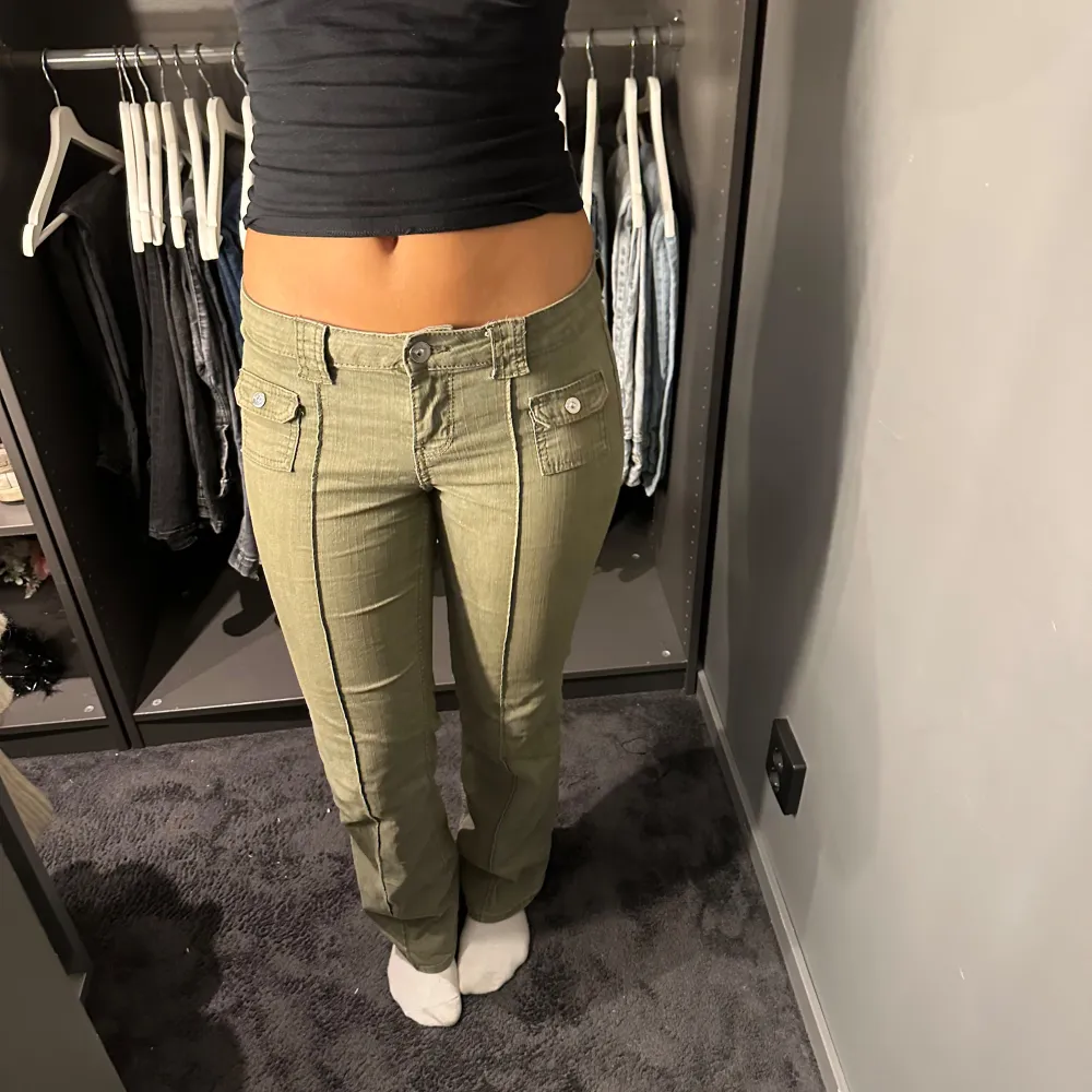  Säljer dessa super snygga gröna jeans från H&M, säljer då de ej kommer till användning, slutsålda på hm, storlek 38, pris kan diskuteras, möt upp i Stockholm eller fraktar🤍. Jeans & Byxor.