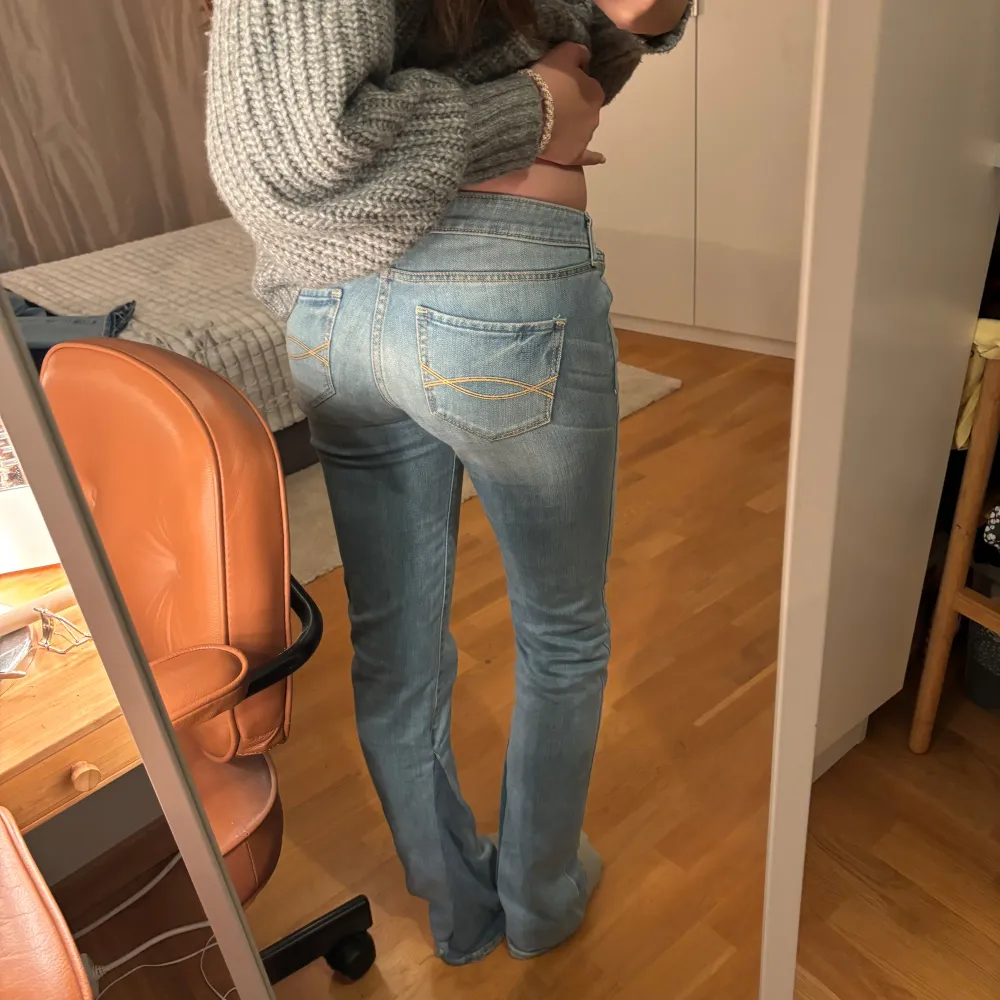 Säljer ett par snygga ljusblå jeans från Abercrombie & Fitch. De är i en klassisk straight stil och har en låg midja! De är i bra skick och har en skön passform. Har sytt om dom för att göra dom mer utsvängda och tajtare i midjan!💕. Jeans & Byxor.