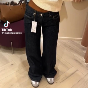 Jeans - Säljer mina jeans i modellen ”low wide jeans” från Gina tricot i en mörkblå tvätt. Köpte för ca en månad sedan men säljer nu då jag har två jeans i denna färg. (Tog bilderna från en tiktok)🥰
