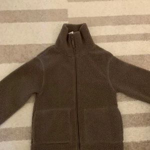 Brun jacka i pilé - Aldrig använd. Etiketten är fortfarnde på. Storlek XS  Skriv gärna vid frågor eller intresse!