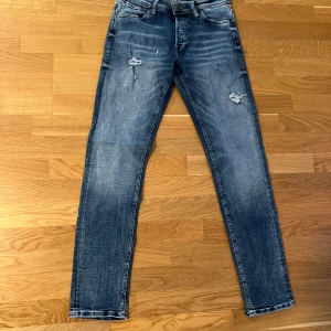 Jack & Jones jeans - Ett par jack & Jones jeans med sjukt snygga slitningar. Skick 9/10. Storleken stämmer och har väldigt najs passform.