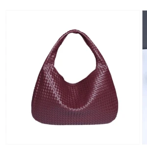 röd väska - Säljer denna för 300kr  Har aldrig kommit till användning:) 