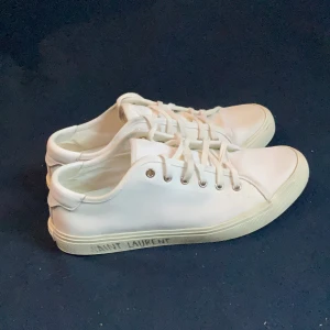 Saint laurent Malibu skor - Säljer nu dessa saint laurent Malibu sneakers-nypris ❗️5500❗️ De är i bra skick fast har smuts,kanske går bort vid tvättning därav priset. skriv vid frågor eller funderingar ⭐️🙌