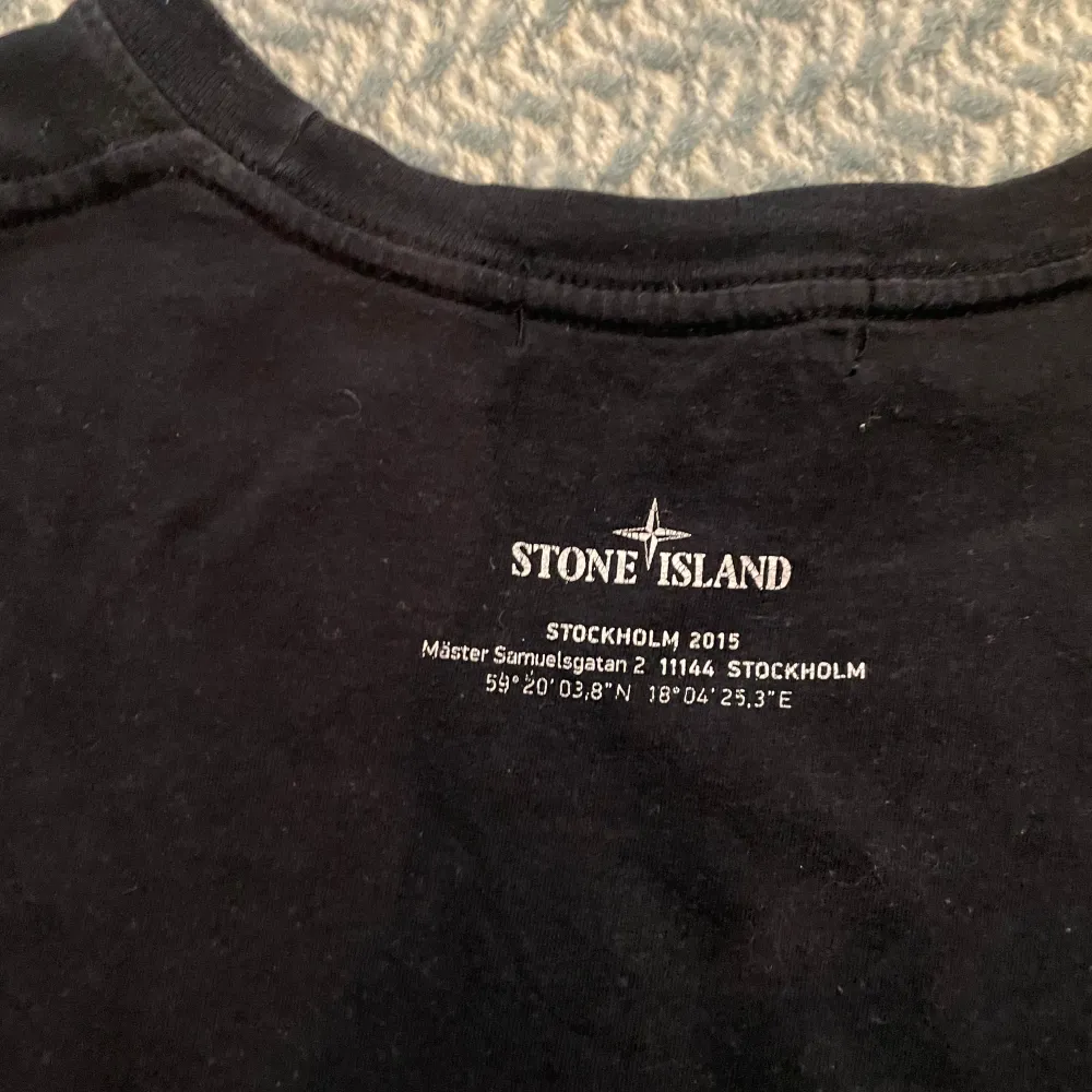 Svart Stone Island T-shirt  Använt skick.. T-shirts.