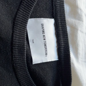 Stickad tröja - Stickad tröja i skönt material från shaping new tomorrow. Sparsamt använd så den är i bra skick.