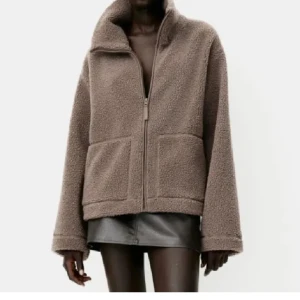 brun teddyjacka hm - säljer nu denna populära jackan ifrån hm med prislappen kvar, kan tänkas gå ner i pris vid snabb affär! 🥰