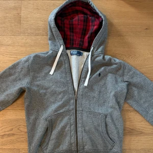 Ralph lauren zip hoodie  - Säljer denna tvärfeta, unika ralph lauren hoodien eftersom den tyvärr är lite för kort för mig, dock har den lite längre ärmar. Den har ett tvärsnyggt mönster i luvan. Det är bara att kontakta mig vid nån fundering. Priset är ej hugget i sten!😁
