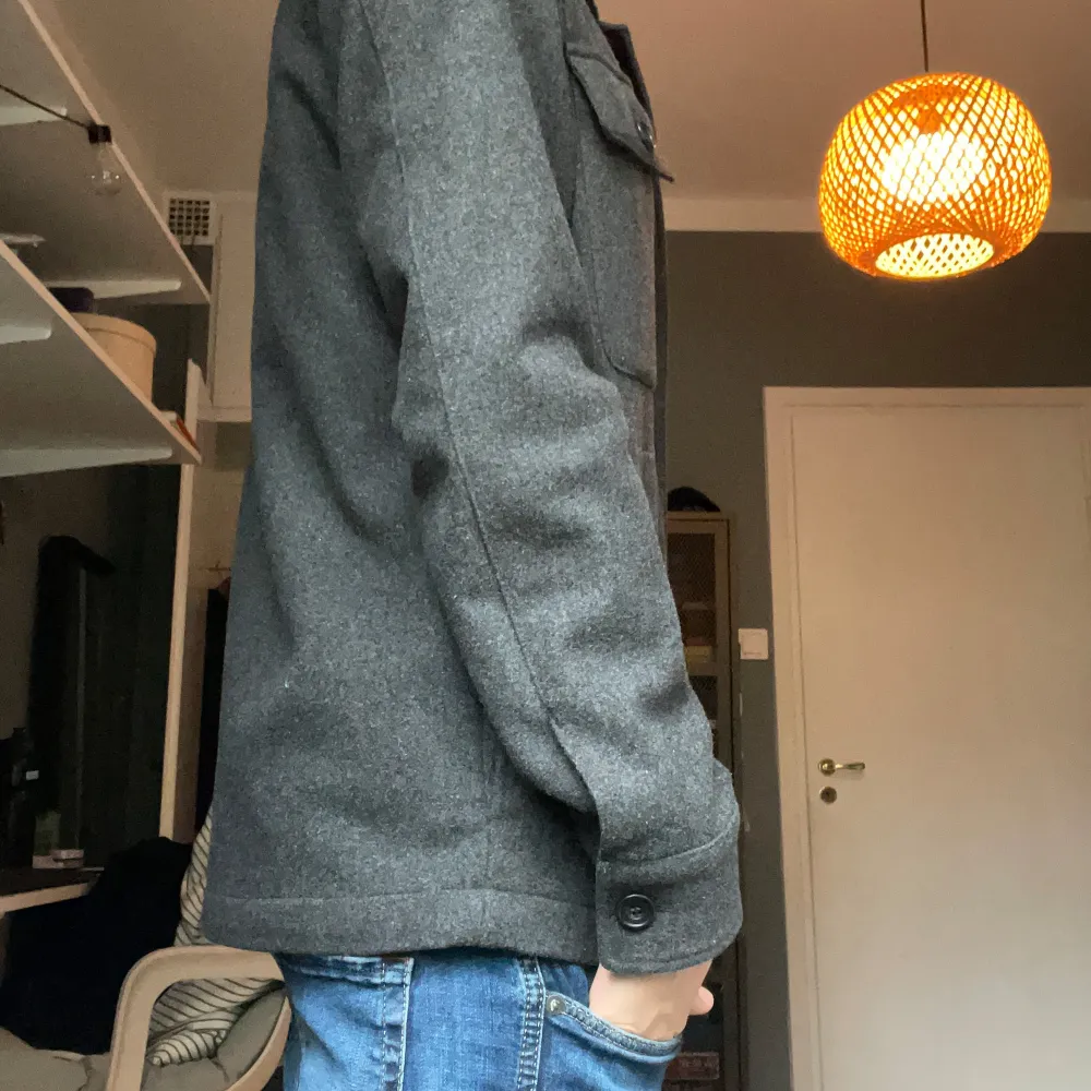 En tjock overshirt från bläck funkar bra med en Hoosdie under, slim pass form. Färgen är grå/svart.. Jackor.