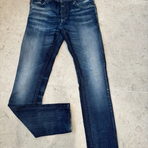 Blåa Jack & Jones Jeans med slitningar. - Hej! Nu säljer jag dessa fina Jack and Jones Jeans med slitningar. Modellen på jeansen är Slim fit och storleken är W33 och L34. Skicket är nästan som sprillans nya. Skicka om ni har några funderingar.😁