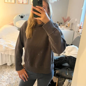 Hoodie - Säljer denna hoodie ifrån zara i mörkgrå fin färg, perfekt skick💕