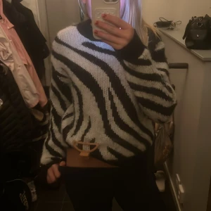 stickad tröja - Jätte fin stickad tröja i zebra mönster. Storlek S och köpt på Gina Tricot 💗💗