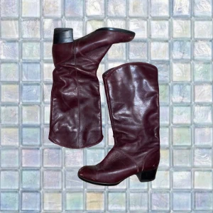 Vinröda boots - Vinröda boots med låg klack 😻🍷🍇 supersnygga 💋 