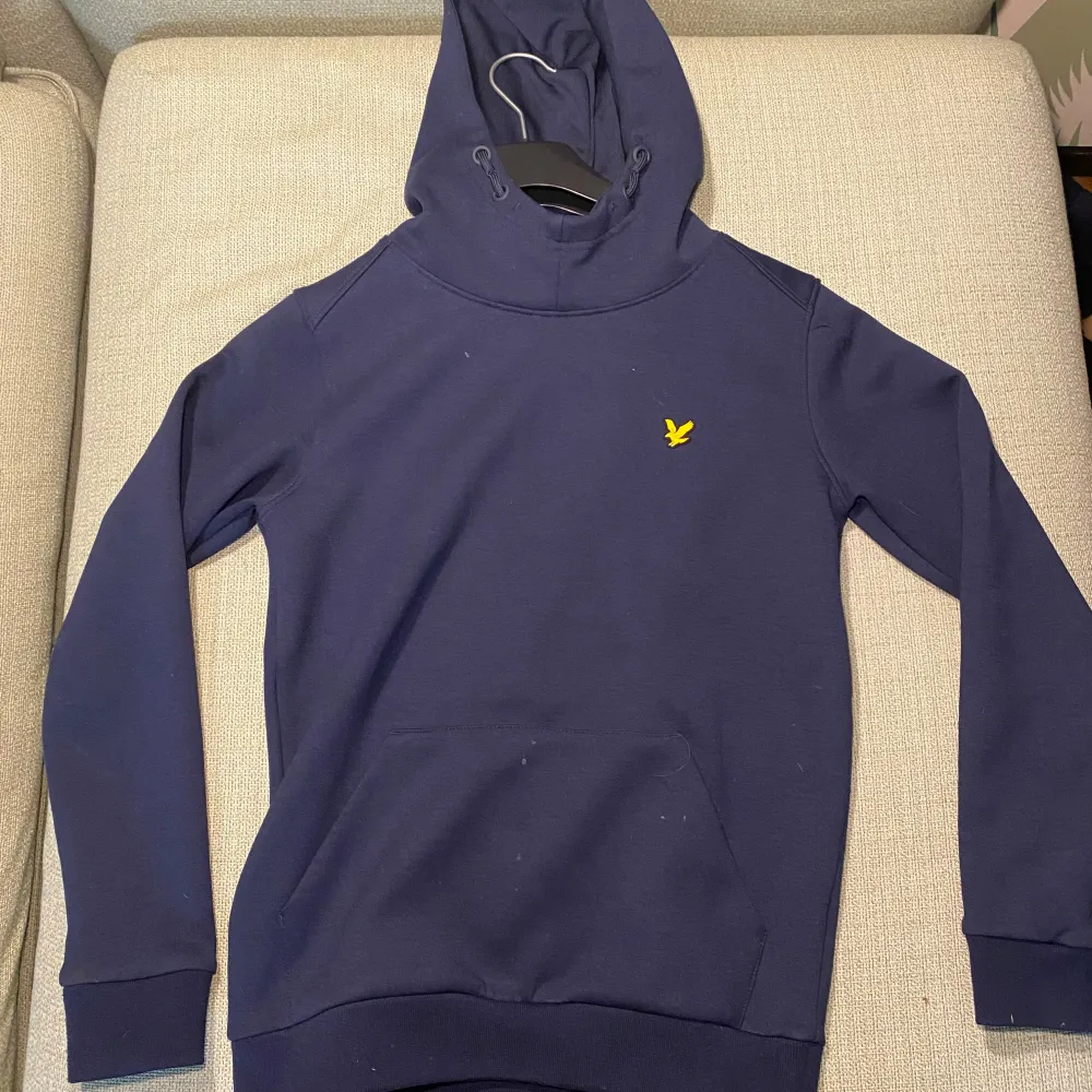 Säljer denna sköna Lyle and Scott hoodien. Nypris 750, mitt pris 149‼️skick 9/10. Passar om du är 10-11 år. Tveka inte att fråga om de är något!. Hoodies.