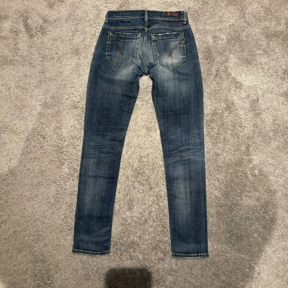 Säljer ett par blåa Dondup George jeans i storlek 31/32. Säljes i befintligt! Nypris 3000kr  Mitt pris 999kr Snabb affär kan jag gå ner nån hundring!  Först till kvarn!  Jag har . Jeans & Byxor.