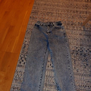 Jeans  - Jätte fina jeans lite osäker på storlek men tror d är 160 skriv till mig om vad som helst🤗